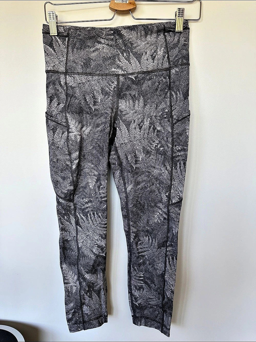 Lululemon Women's All over print Fast & Free Cropped Leggings in Gray & Taupe pu